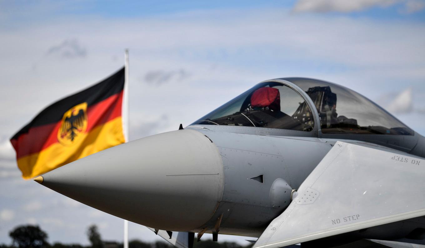 Försvarsaktier steg runtom i Europa på måndagen. Här ett tyskt stridsflygplan av typen Eurofighter Typhoon. Arkivbild. Foto: Martin Meissner/AP/TT