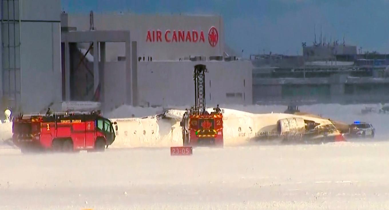 Flygplanet från Delta Airlines var på väg från Minneapolis till Toronto när det kraschade i samband med landning på den internationella flygplatsen i Toronto. Foto: CTV/AP/TT