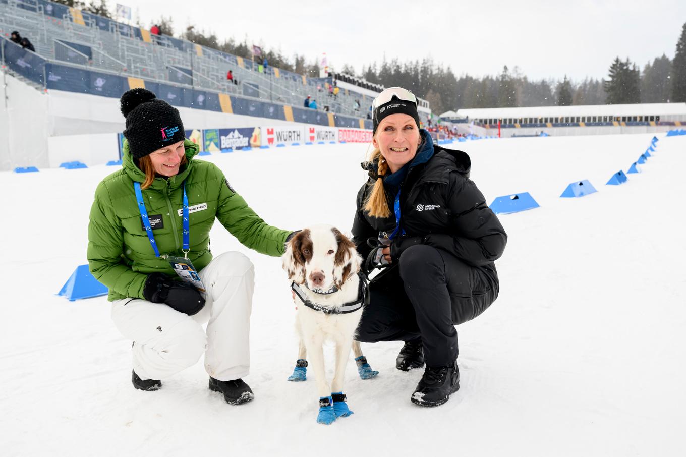 Dopningshunden Molly med Lucie Rothauer (till vänster) från Biathlon Integrity Unit och sin hundförare Joanna Sjöö (till höger). Foto: Henrik Montgomery/TT