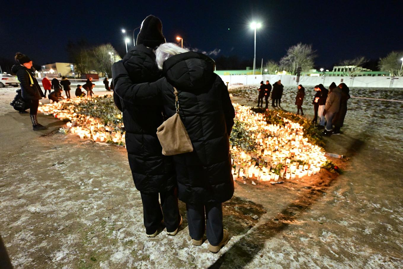 Ljus på minnesplatsen utanför Campus Risbergska i Örebro där tio personer dog i en skjutning den 4 februari. Foto: Björn Larsson Rosvall/TT