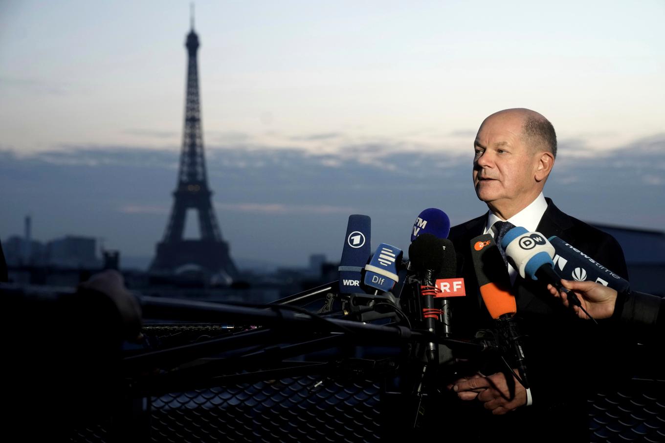 Tysklands förbundskansler Olaf Scholtz talar till medier efter mötet i Paris. Foto: Thibault Camus/AP/TT