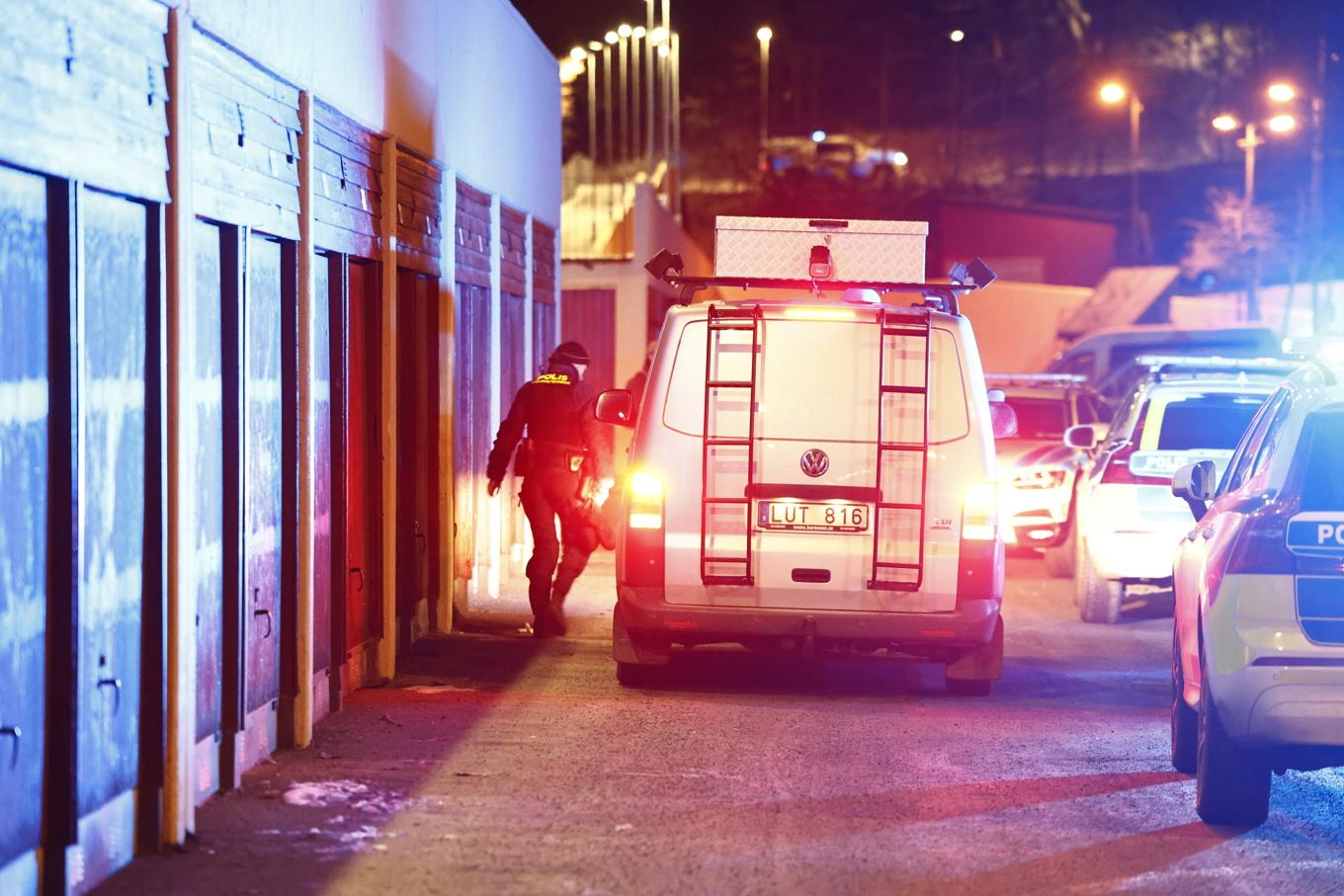 En skottlossning har skett utomhus mellan flerfamiljshus i Fisksätra i Nacka öster om Stockholm. Foto: Stefan Jerrevång/TT