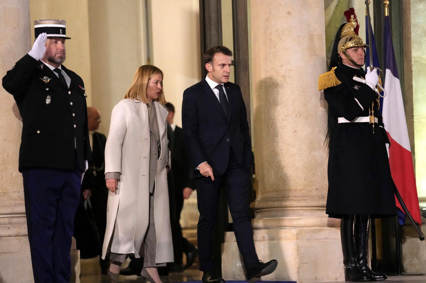 Frankrikes president Emmanuel Macron med Italiens premiärminister Giorgia Meloni när hon lämnar mötet om Ukraina i Paris. Foto: Aurelien Morissard/AP/TT