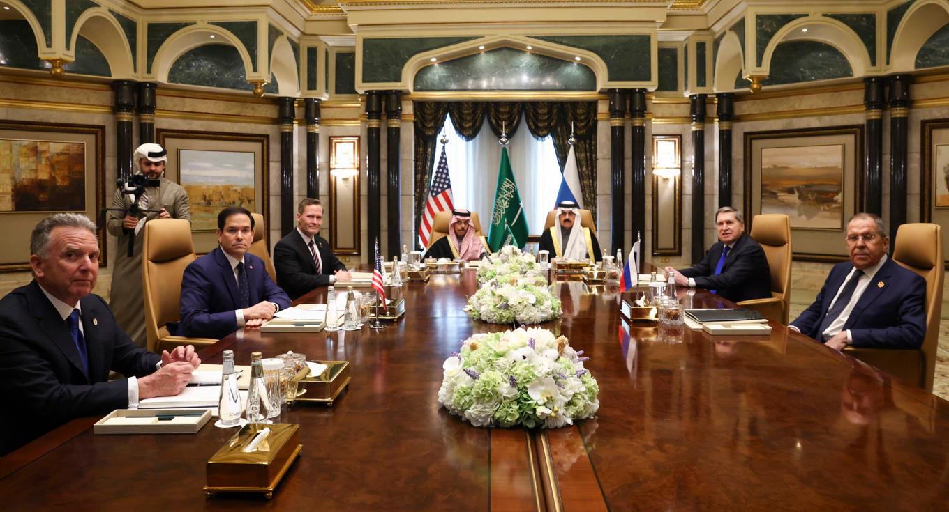 Till vänster i bild sitter den amerikanska delegationen: sändebudet Steve Witkoff, utrikesminister Marco Rubio och den nationella säkerhetsrådgivaren Mike Waltz. Till höger den ryska delegationen: Jurij Usjakov och utrikesminister Sergej Lavrov. Foto: Evelyn Hockstein/poolfoto via AP/TT