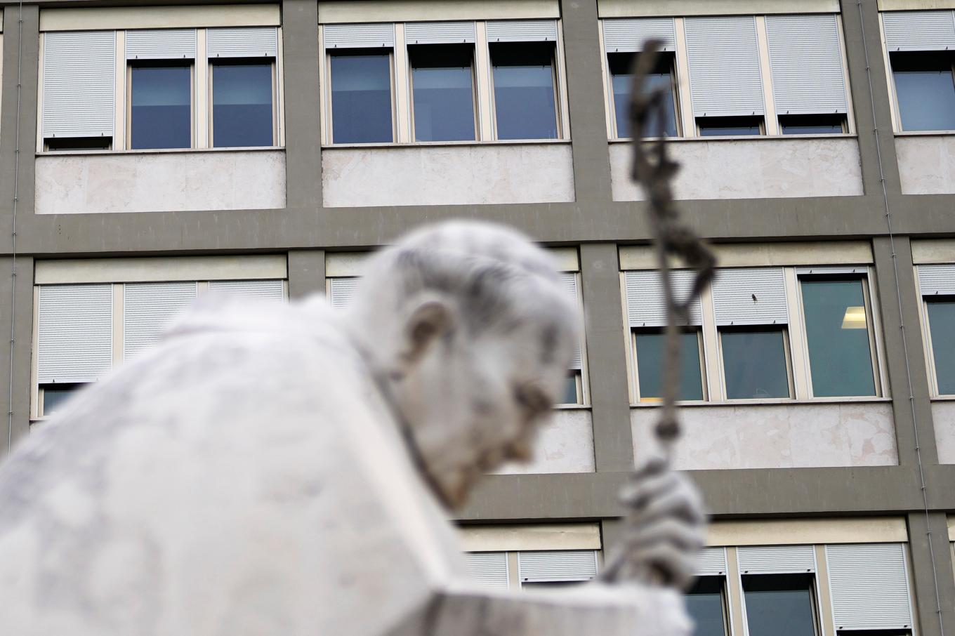 En staty av den tidigare påven Johannes Paulus II framför Agostino Gemelli-sjukhuset i Rom, där Franciskus nu behandlas. Foto: Gregorio Borgia/AP/TT