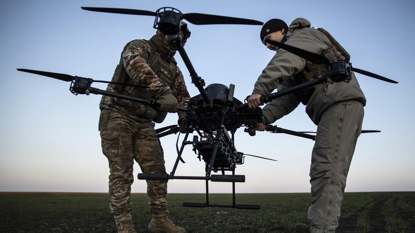 Ukrainska soldater förbereder en drönare nära fronten i Donetsk-regionen. Arkivbild. Foto: Roman Chop/AP/TT