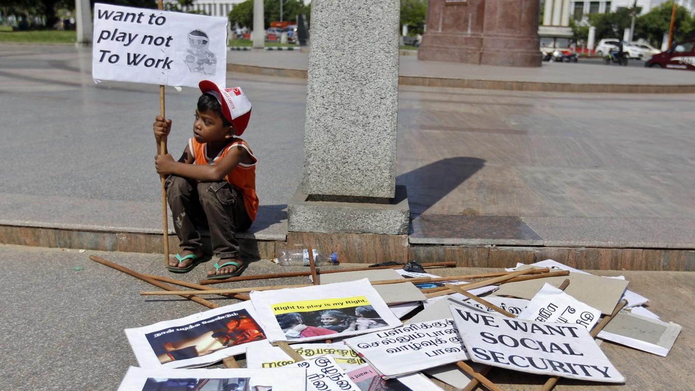 En pojke i Pakistans grannland Indien vid en demonstration mot barnarbete 2015. Foto: Arun Sankar K/AP/TT