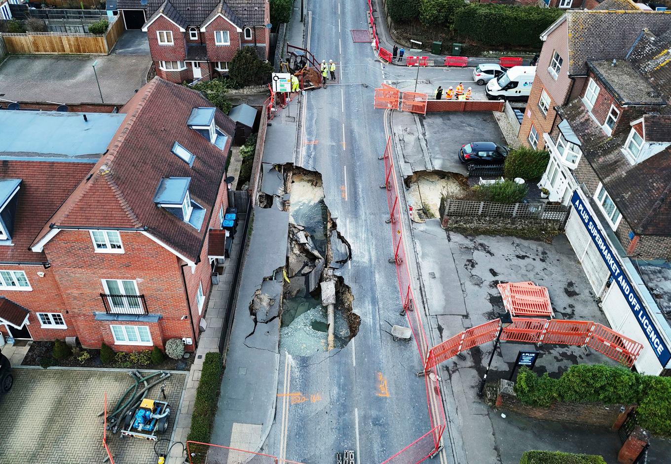 Ett slukhål i Gladstone i England blir allt större. Foto: Jonathan Brady/AP/TT