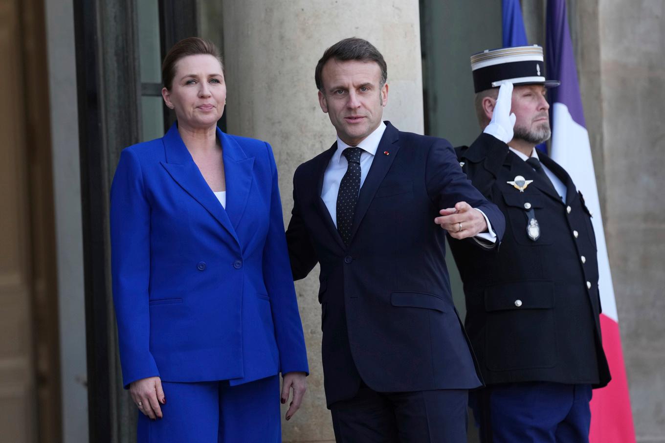 Frankrikes president Emmanuel Macron (till höger höger) tar emot den danska statsminister Mette Frederiksen i måndags. Foto: Aurelien Morissard/AP/TT