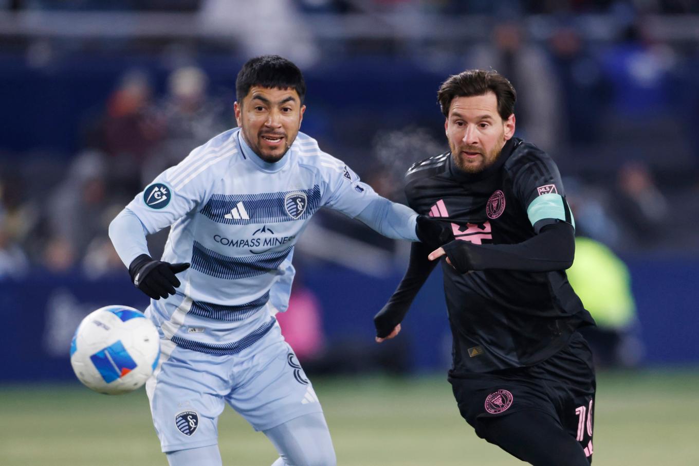 Sporting Kansas Citys Memo Rodríguez och Inter Miamis megastjärna Lionel Messi i kamp om bollen i 16 minusgrader på planen i Kansas City. Foto: Colin E. Braley/AP/TT