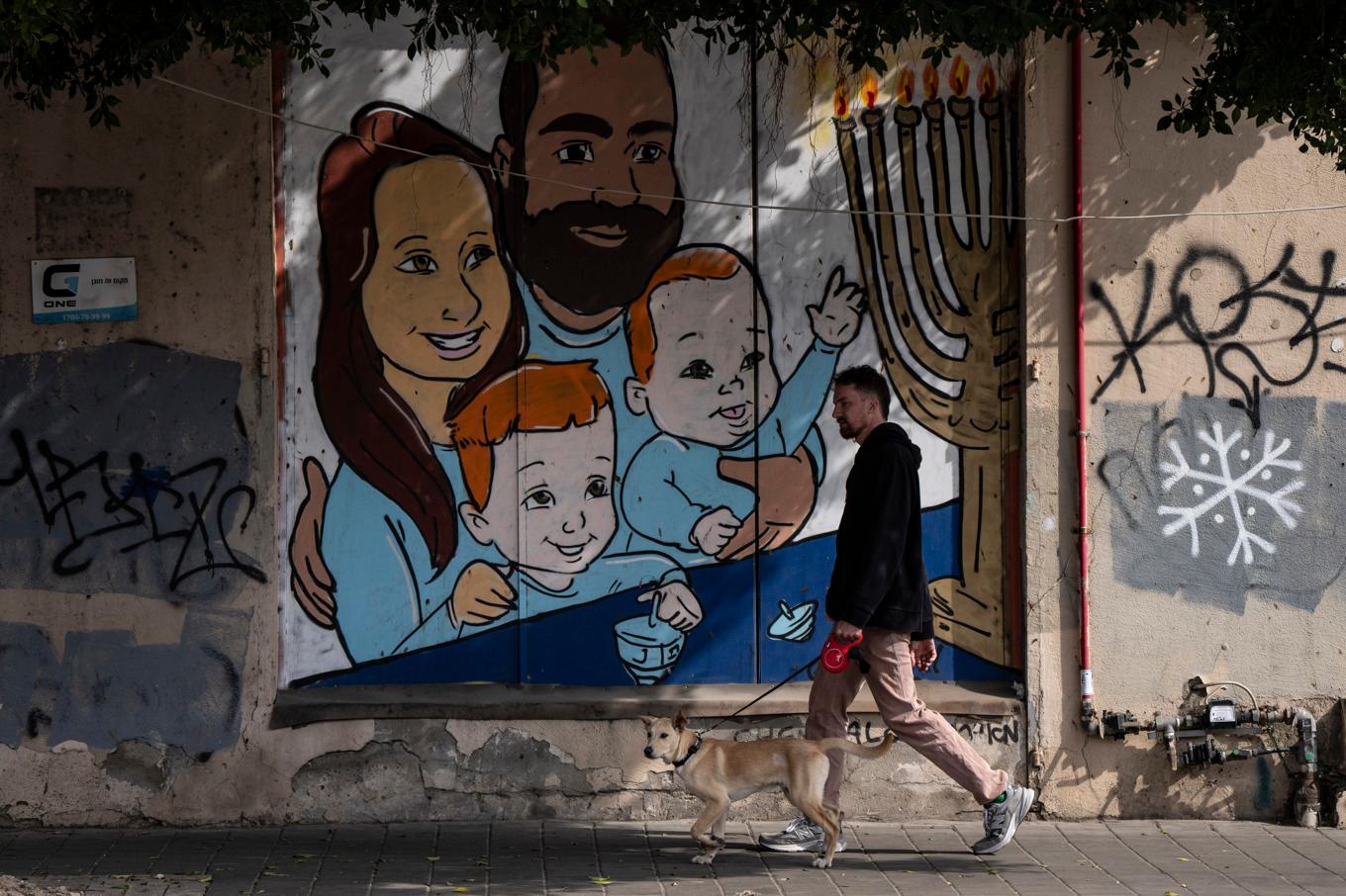 Väggmålning av Shiri och Yarden Bibas och deras sönder, Ariel och Kfir som alla kidnappades av Hamas 7 oktober 2023. Bild från tidigare februari. Foto: Oded Balilty/AP/TT