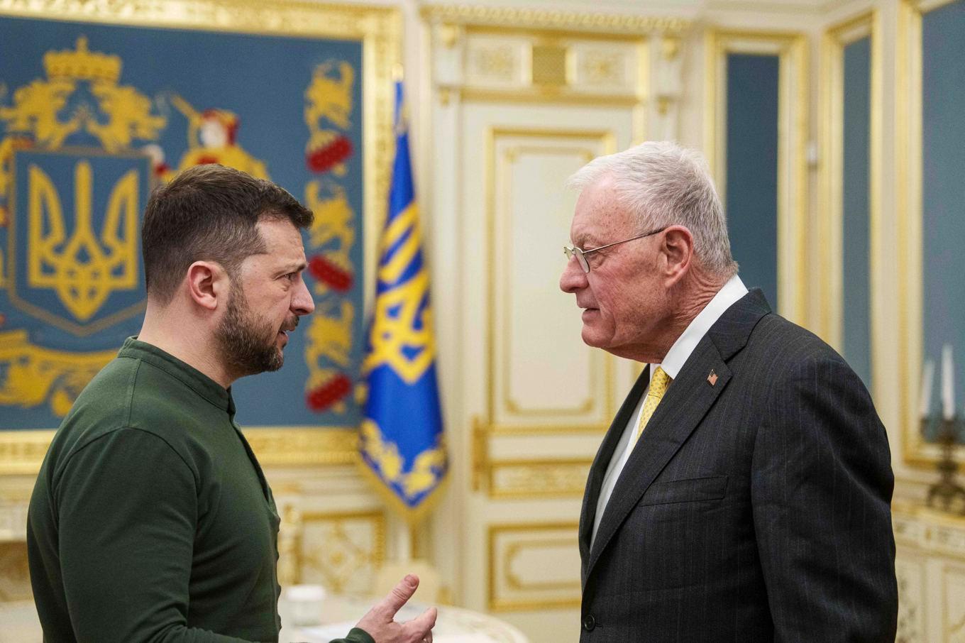 Ukrainas president Volodymyr Zelenskyj träffar USA:s sändebud Keith Kellogg i Kiev. Foto: Evgeniy Maloletka/AP/TT