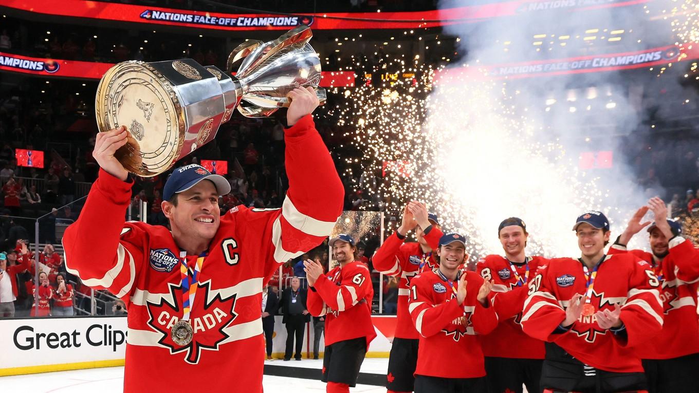 Kanadas stjärna Sidney Crosby firar med lagkamraterna. Foto: Bruce Bennett/Getty Images via AFP/TT