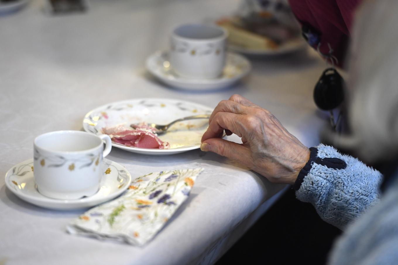 Människor i Europa lever allt längre - men ökningstakten har stannat av. Dålig kost och stillasittande ligger bakom enligt en studie. Arkivbild. Foto: Pontus Lundahl/TT