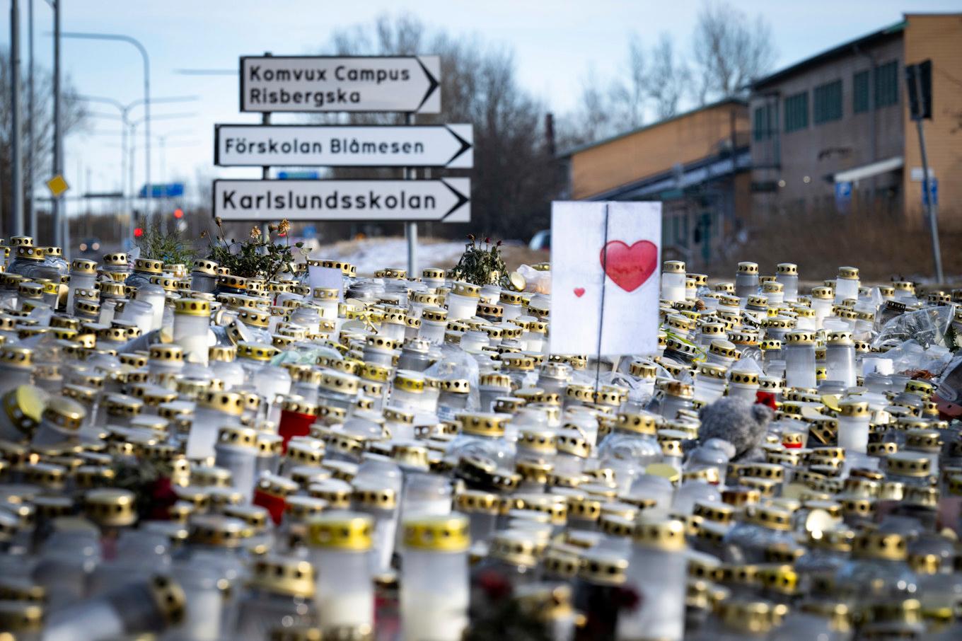 Ljus och blommor på minnesplatsen utanför Risbergska skolan i Örebro på torsdagen. Foto: Pontus Lundahl/TT