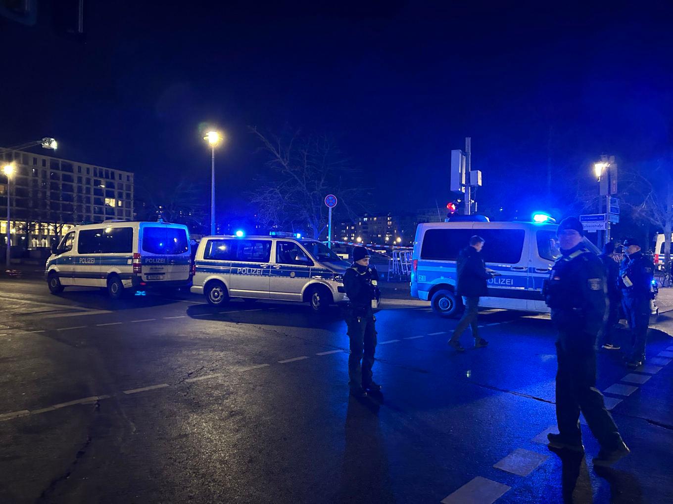 Polisen på plats där ett knivdåd har skett under fredagskvällen vid Förintelsemonument i Berlin. Foto: Pontus Ahlkvist/TT