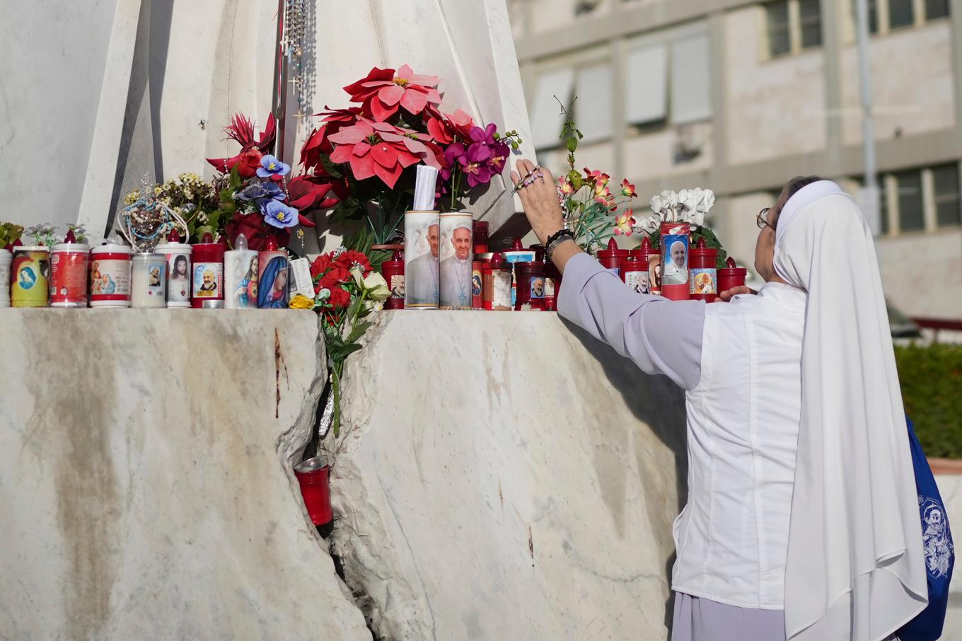 Många samlas invid sjukhuset Gemelli i Rom där påve Franciskus vårdas. Foto: Alessandra Tarantino/AP/TT