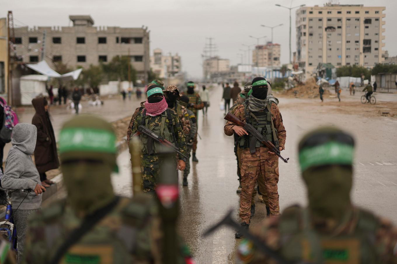 Hamas-medlemmar visar upp sig i Nuseirat i Gaza på lördagsmorgonen. Foto: Abdel Kareem Hana/AP/TT