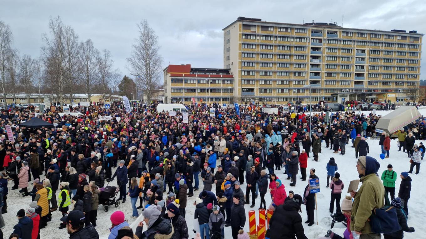 Sollefteåborna slöt upp under lördagen för att protestera mot nya sjukhusneddragningar. Bild: Tova Modéen