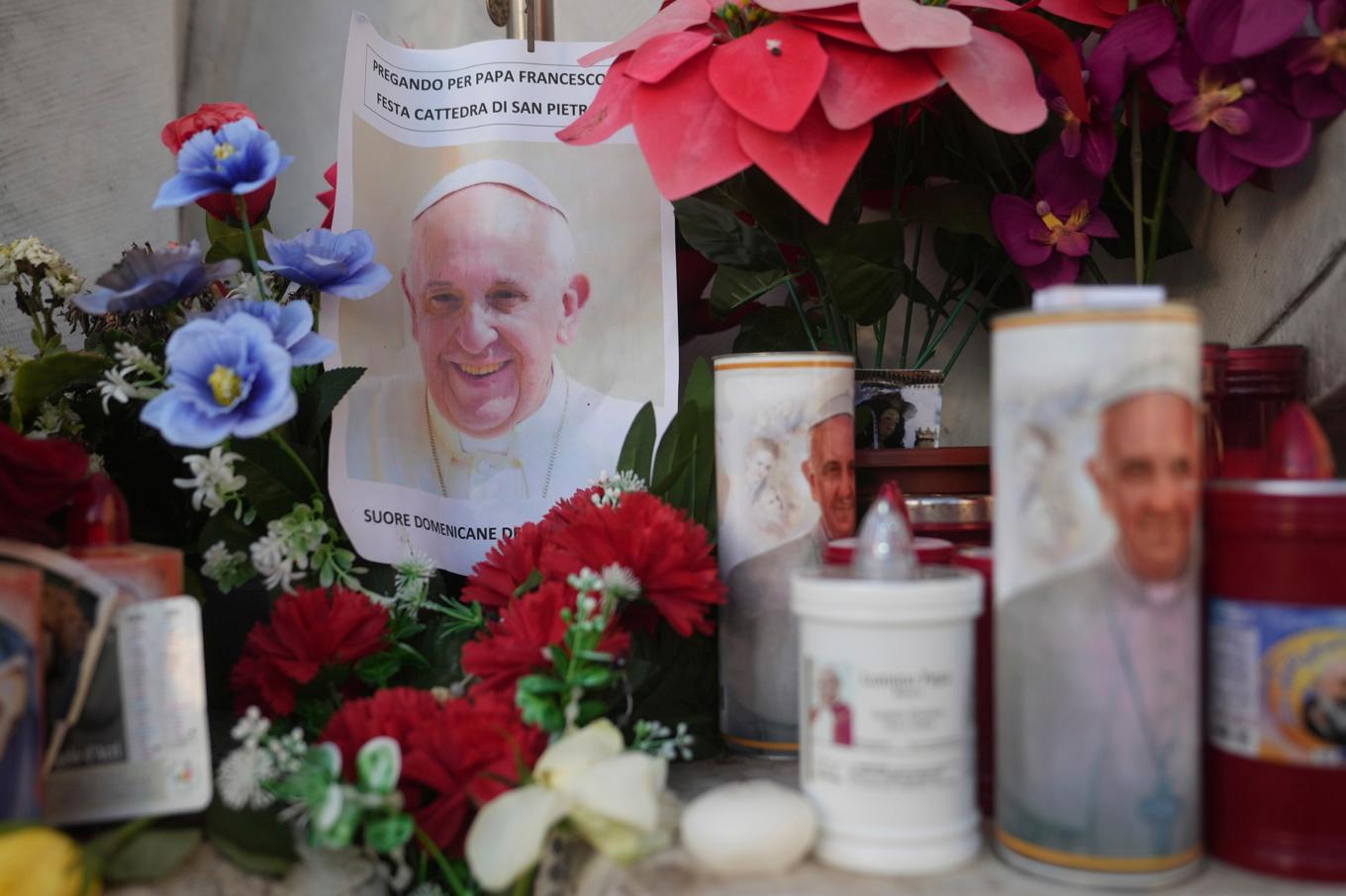 Människor har tänt ljus för påve Franciskus utanför sjukhuset i Rom där han vårdas för lunginflammation. Foto: Alessandra Tarantino/AP/TT