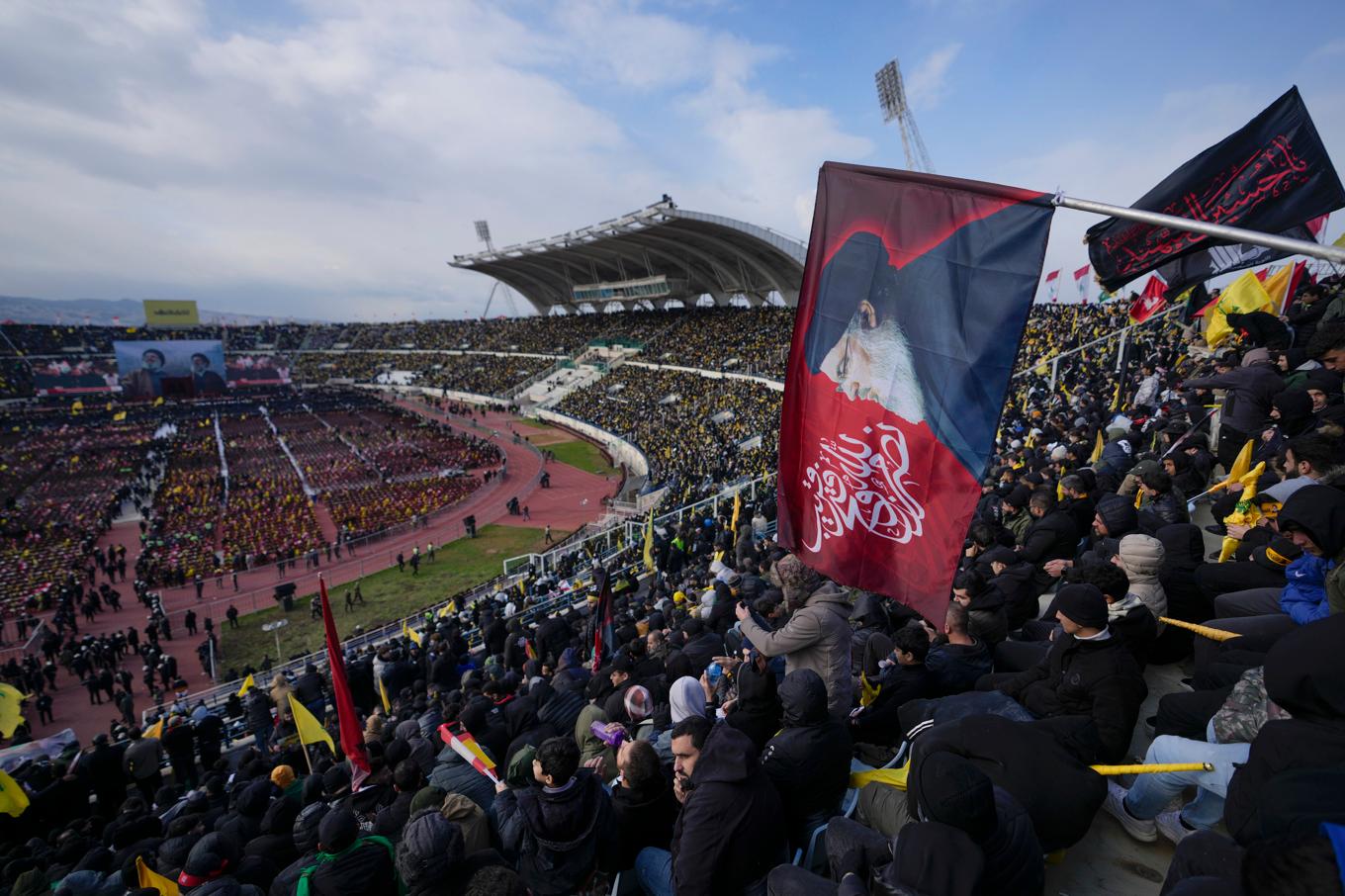 Tiotusentals människor har samlats för Hassan Nasrallahs begravningsceremoni på en idrottsarena i Beirut, Libanon. Foto: Hassan Ammar/AP/TT