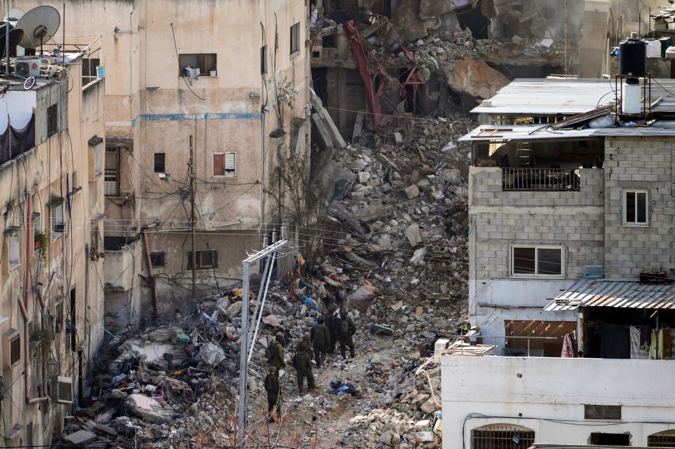 Israeliska styrkor i ett delvis raserat kvarter i flyktinglägret Tulkarem på Västbanken i tisdags. Foto: Majdi Mohammed/AP/TT