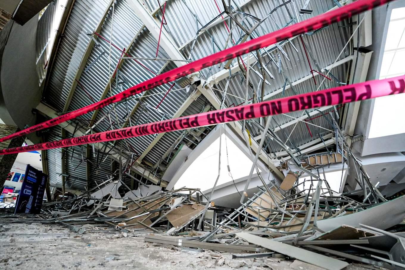 Minst sex människor har dött i och efter ett takras i en shoppinggalleria i Trujillo i norra Peru på lördagen. Foto: Larry Campos/Regionledningen i La Libertad via AFP/TT