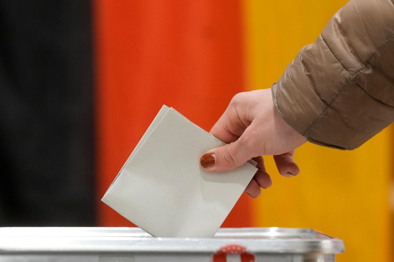 En invånare röstar i Berlin. Foto: Michael Probst/AP/TT