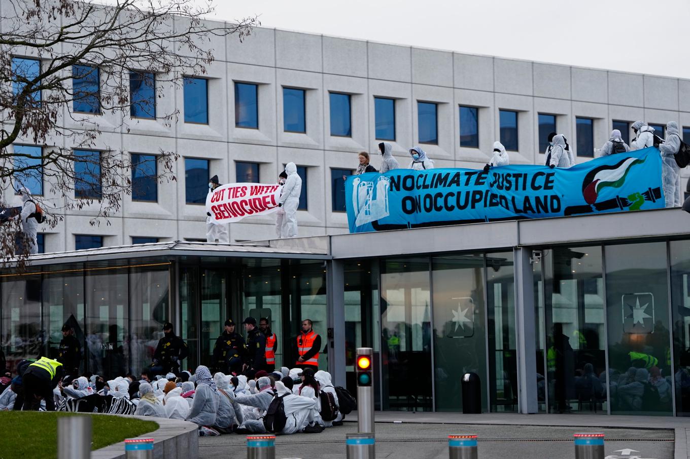 Demonstranter blockerar entrén till rederiet Mærsks huvudkontor i Köpenhamn. Foto: Mads Claus Rasmussen/Ritzau Scanpix/TT