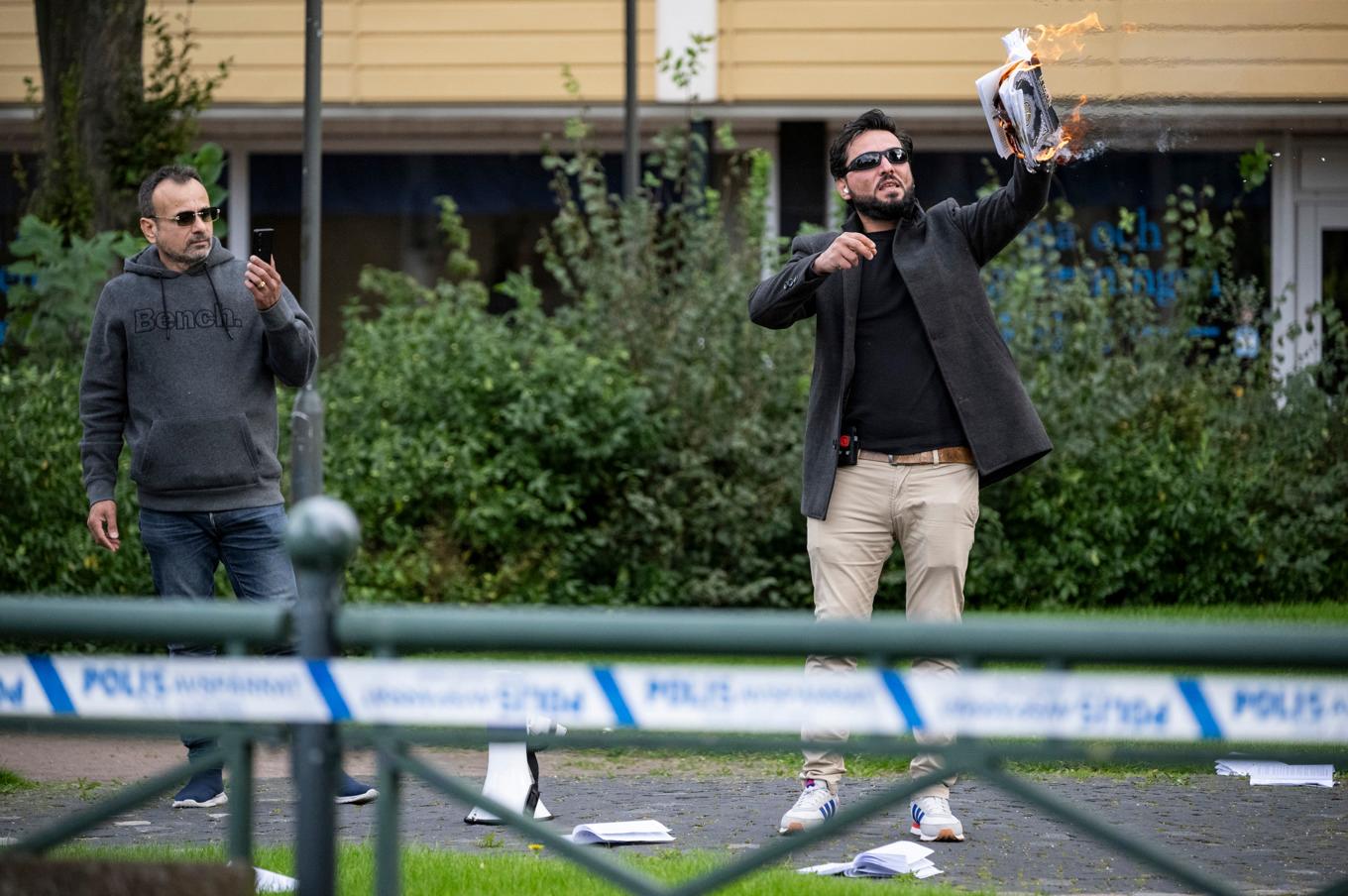 Salwan Najem (till vänster) och Salwan Momika under en allmän sammankomst då de brände en koran på Lorensborgs torg i Malmö hösten 2023. Foto: Johan Nilsson/TT