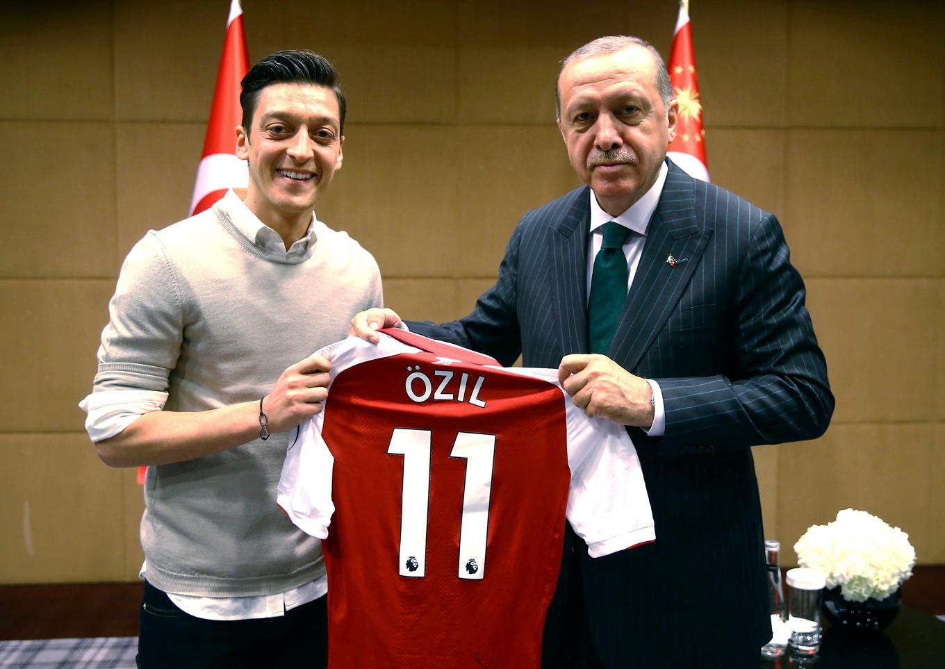 Bilden som skapade en politisk storm i Tyskland – den dåvarande Arsenalstjärnan Mesut Özil med Turkiets president Recep Tayyip Erdogan våren 2018. Foto: AP/TT