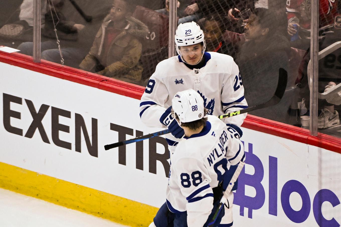 Torontos svenske poängplockare Pontus Holmberg och William Nylander firar efter 5–2 målet mot Chicago. Foto: Matt Marton/AP/TT