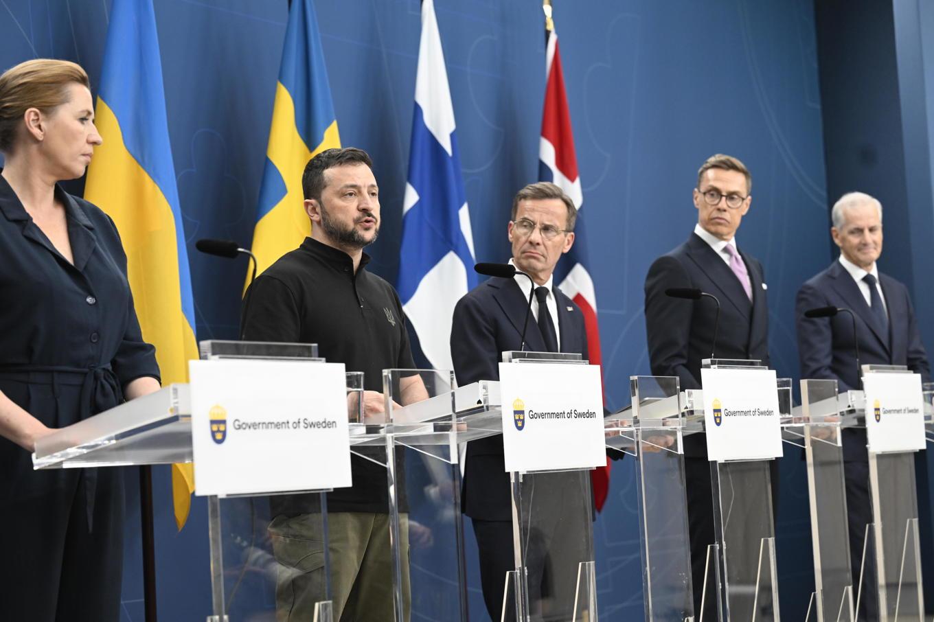 Ukrainas president Volodymyr Zelenskyj tillsammans med Danmarks, Sveriges, Finlands och Norges statsministrar under ett nordiskt toppmöte i maj 2024. Foto: Fredrik Sandberg/TT