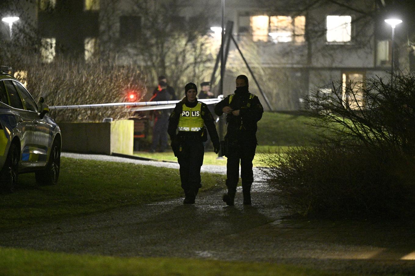 Ett stort område spärrades av i Alby under natten mot tisdagen efter att en man skjutits till döds. Foto: Roger Vikström/TT