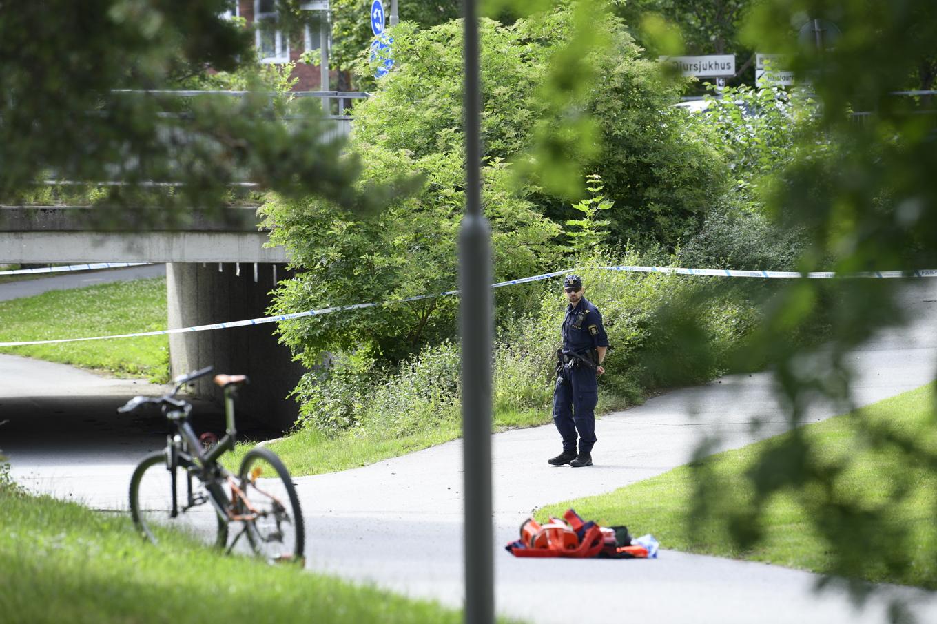 Polisavspärrningar dagen efter mordet vid gångtunneln i Bagarmossen i södra Stockholm kvällen den 9 juli 2024. Foto: Mikaela Landeström/TT