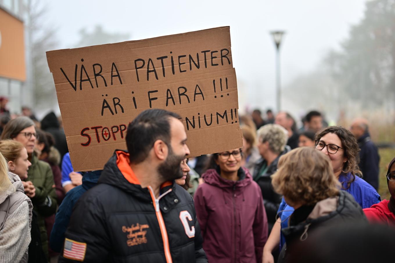 Kritiken var stor mot införandet av vårdsystemet Millennium. Bild från en manifestation utanför sjukhuset i Borås i mitten av november. Arkivbild. Foto: Björn Larsson Rosvall/TT