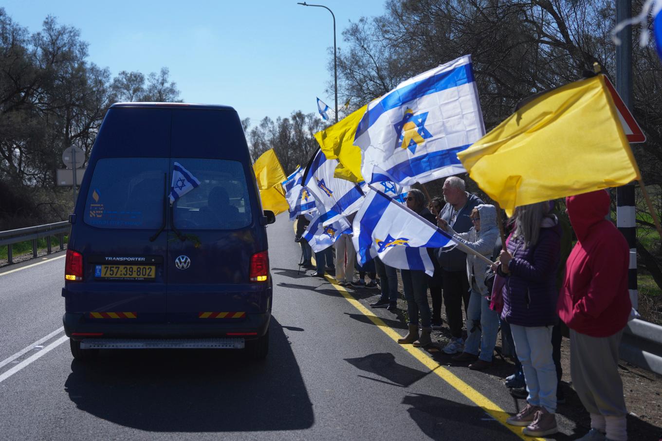 Sörjande runt den bil som bär kistan med Oded Lifshitz, vars kvarlevor lämnades över till Israel av Hamas i förra veckan. Lifshitz kidnappades under Hamas terrorattack den 7 oktober 2023. Foto: Ohad Zwigenberg/AP/TT