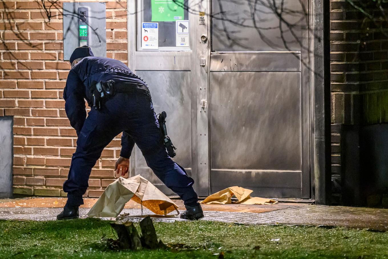 Polis på plats i Rosengård i Malmö efter en detonation vid en entrédörr. Foto: Johan Nilsson/TT