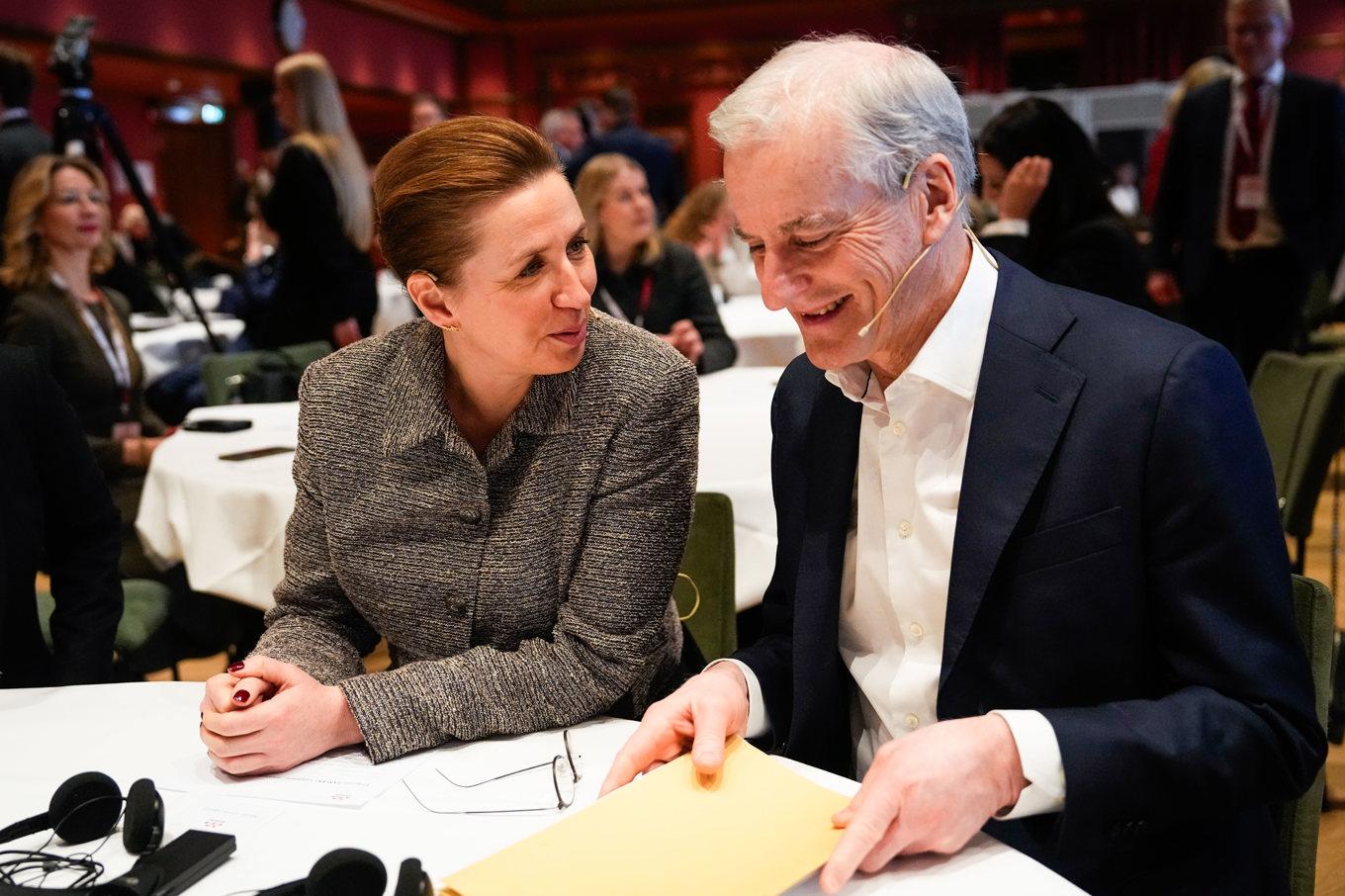 Danmarks statsminister Mette Frederiksen och Norges statsminister Jonas Gahr Støre på Samaks årsmöte i Oslo. Foto: Cornelius Poppe/NTB/TT