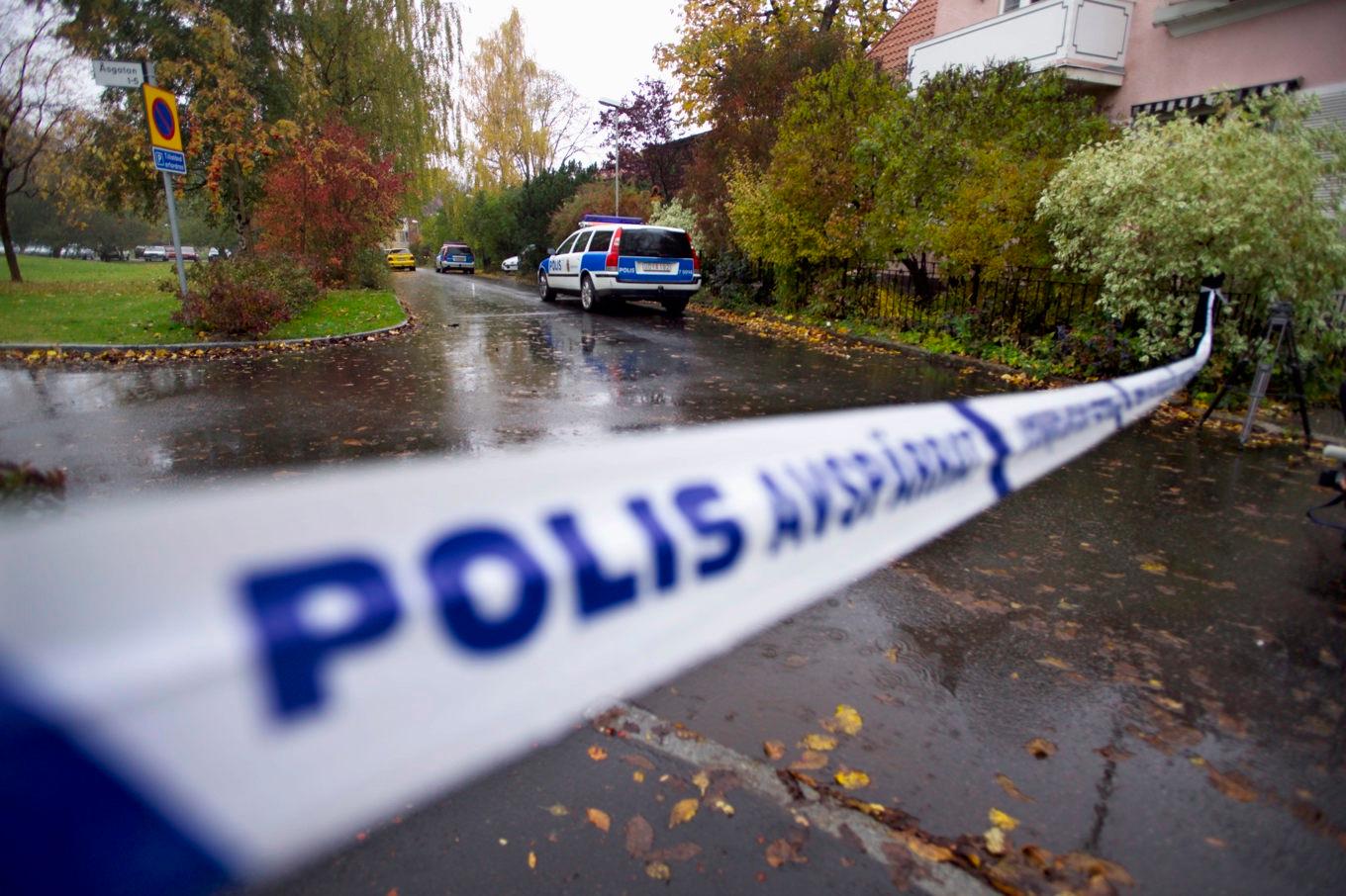 Polisavspärrningar i Linköping efter dubbelmordet den 19 oktober 2004. Gärningsmannen Daniel Nyqvist kunde identifieras och dömas 16 år senare med hjälp av dna-släktforskning. Foto: Lasse Hejdenberg/TT