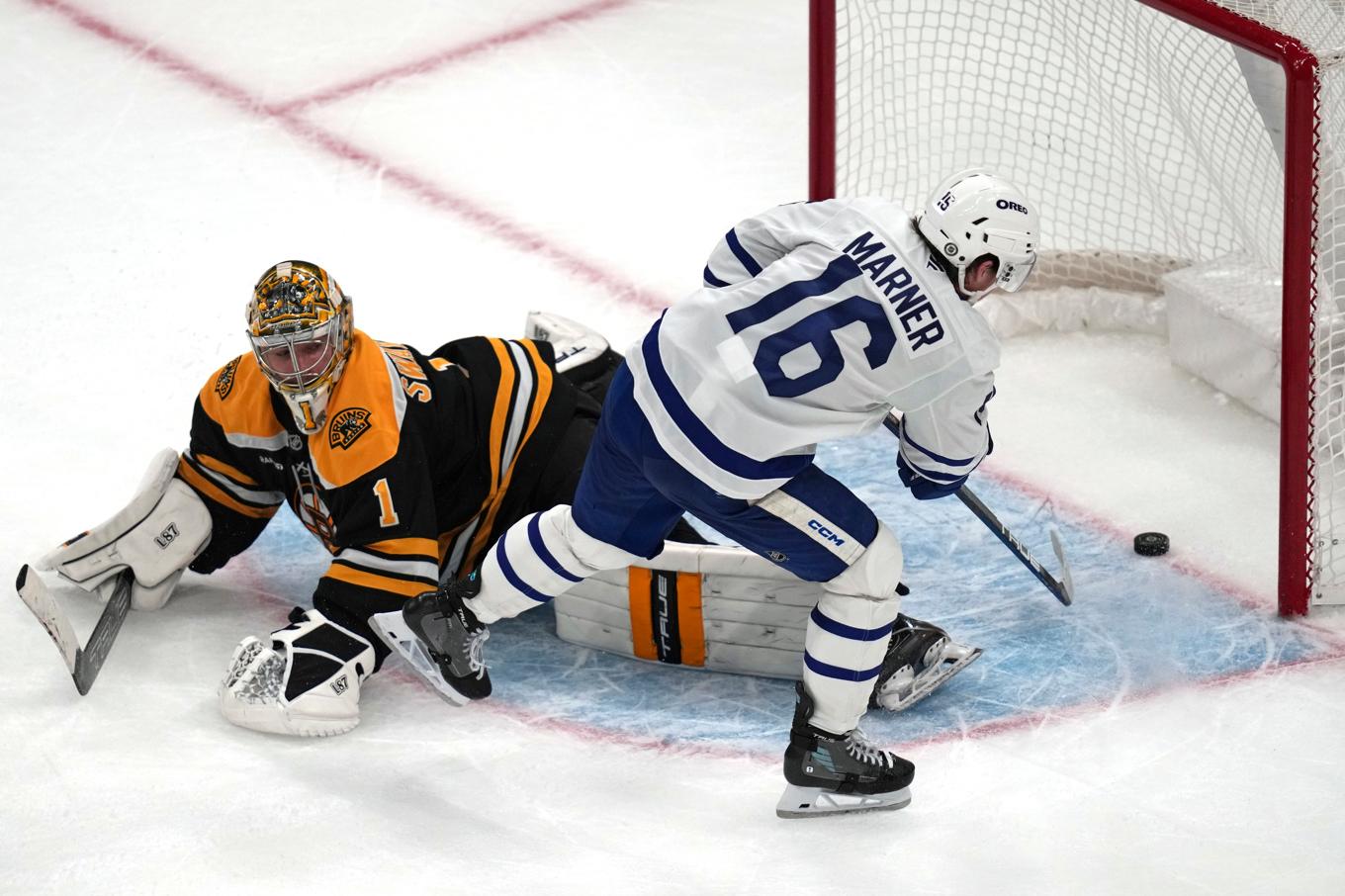 Torontos Mitch Marner gör det sista och avgörande målet i matchen mot Boston. Foto: Charles Krupa/AP/TT