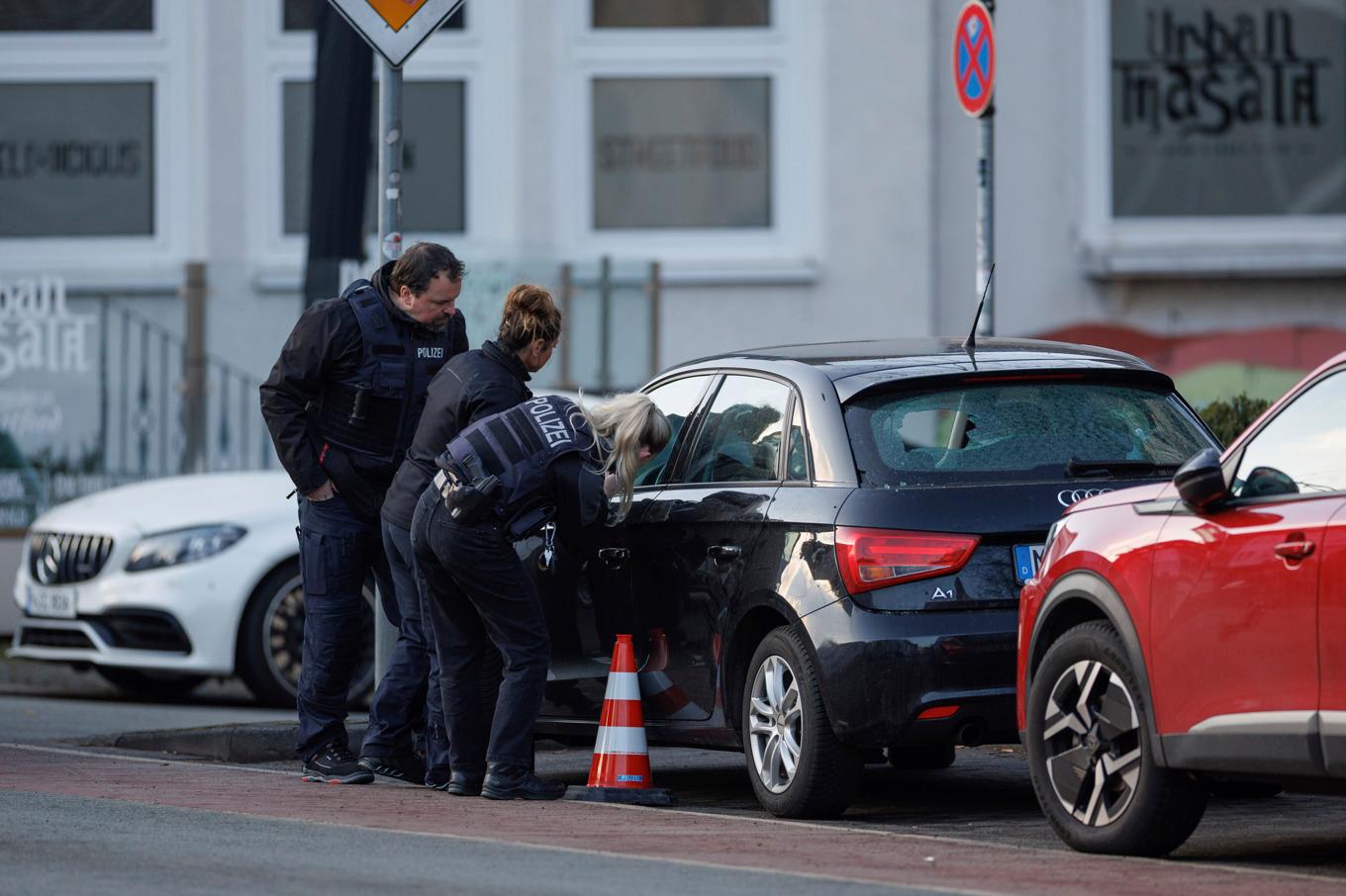 Beväpnad polis som säkrar gatan efter händelsen i Bielefeld i nordvästra Tyskland. Foto: Friso Gentsch/AP/TT