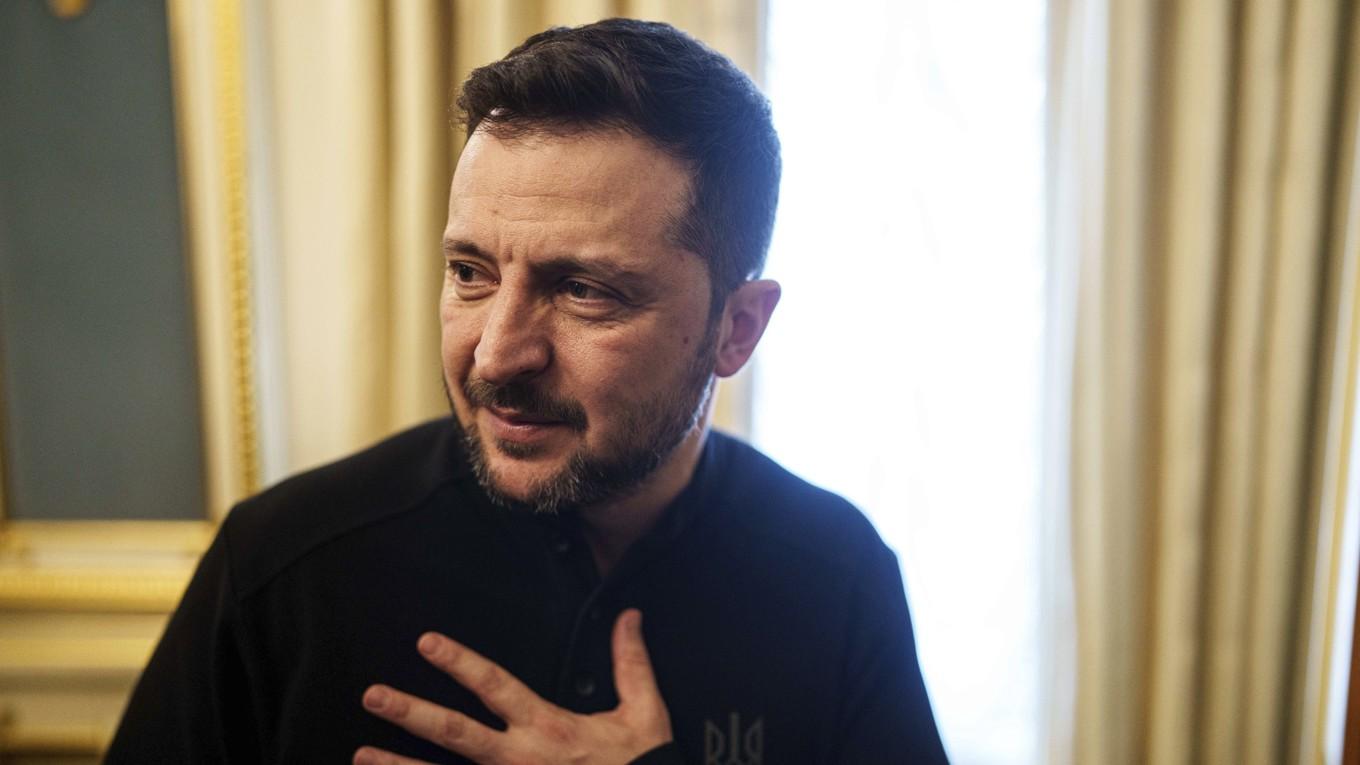 Ukrainas president Volodymyr Zelenskyj under ett möte med journalister i Kiev i onsdags. Foto: Evgeniy Maloletka/AP/TT