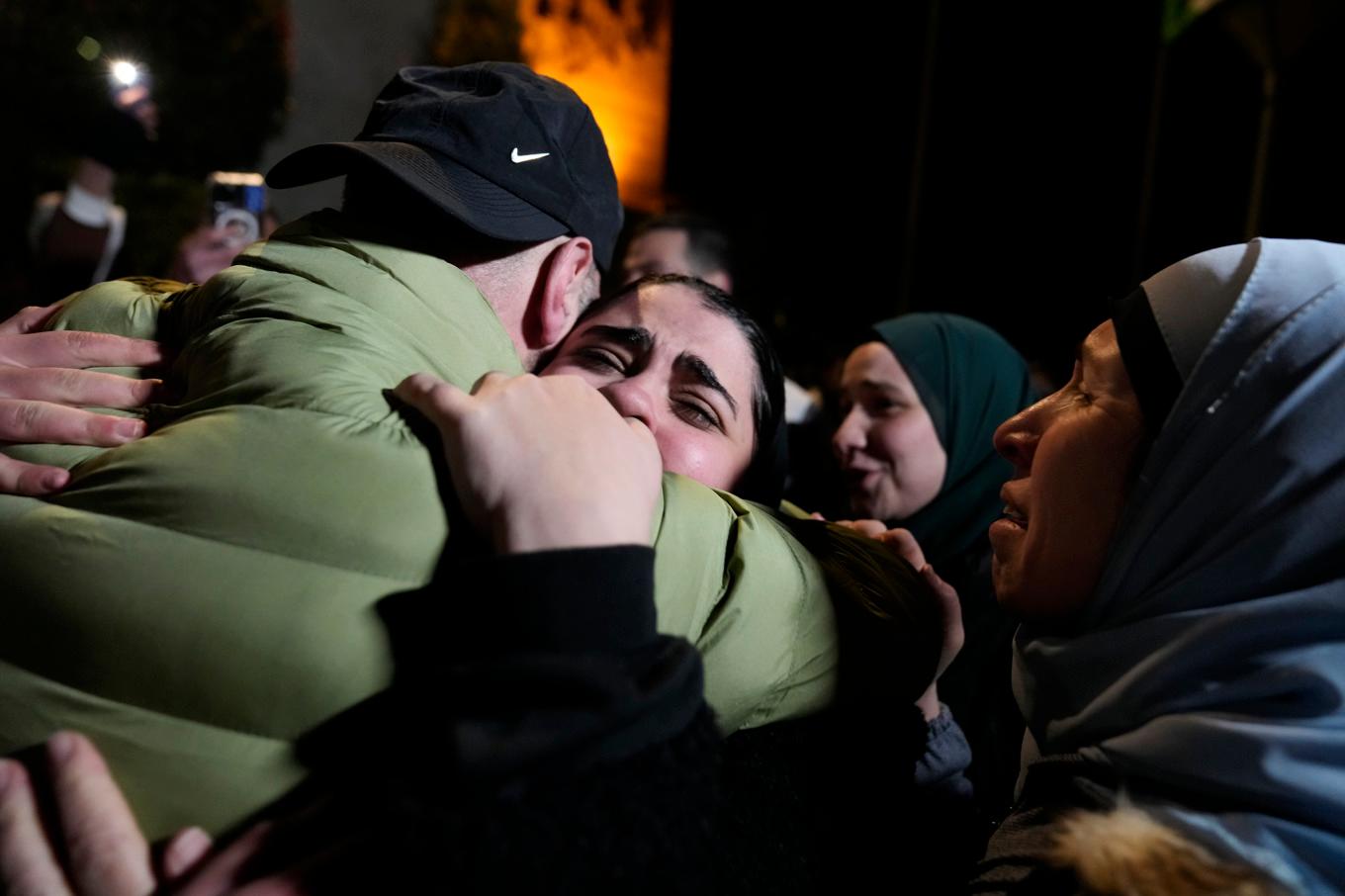 Palestinier som släppts från Israeliska fängelser som en del i vapenvilan återförenas med familj och vänner i Ramallah på ockuperade Västbanken. Foto: Nasser Nasser/AP/TT