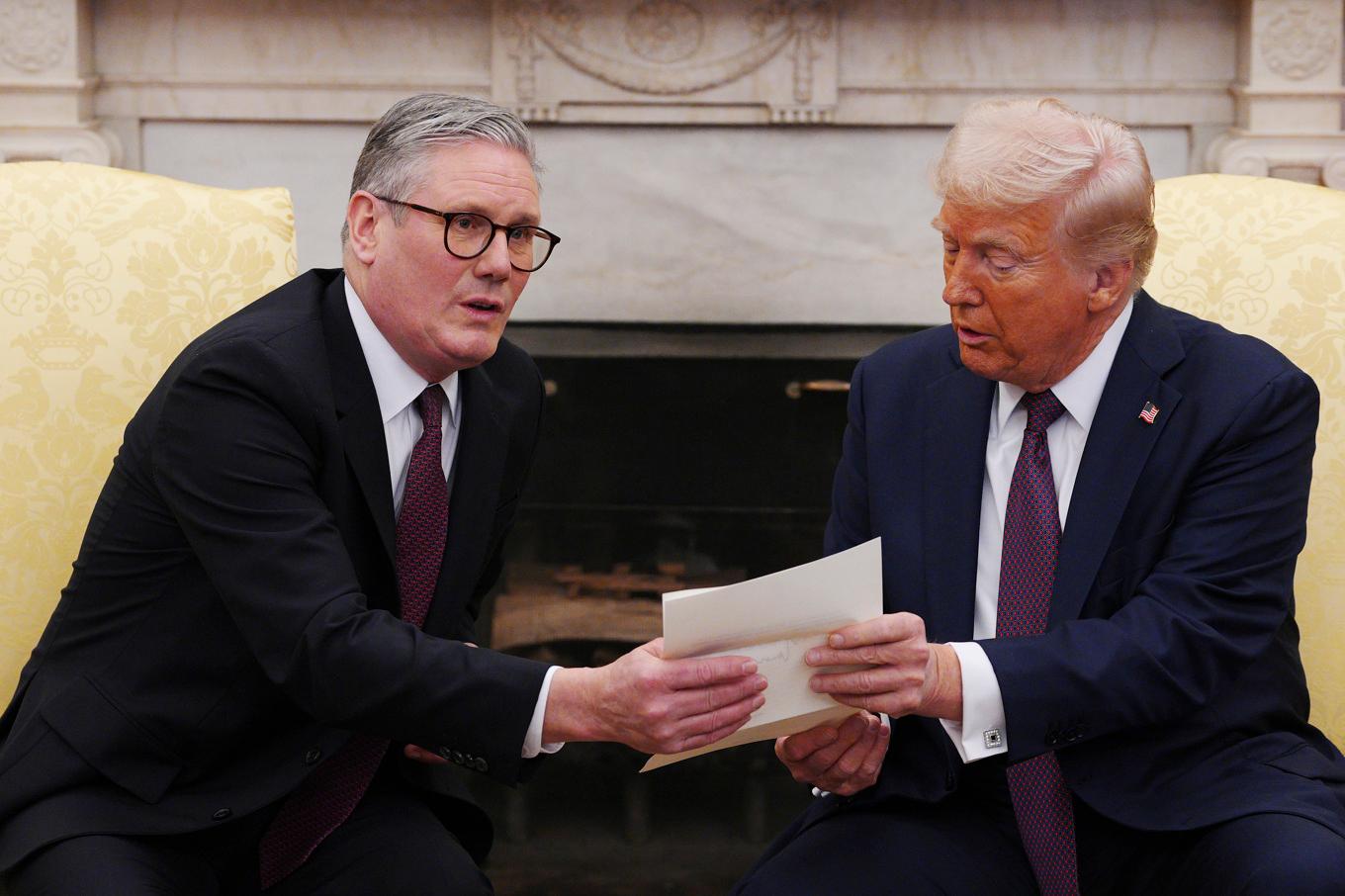 Storbritanniens premiärminister Keir Starmer ger USA:s president Donald Trump en inbjudan av kung Charles. Foto: Carl Court/AP/TT