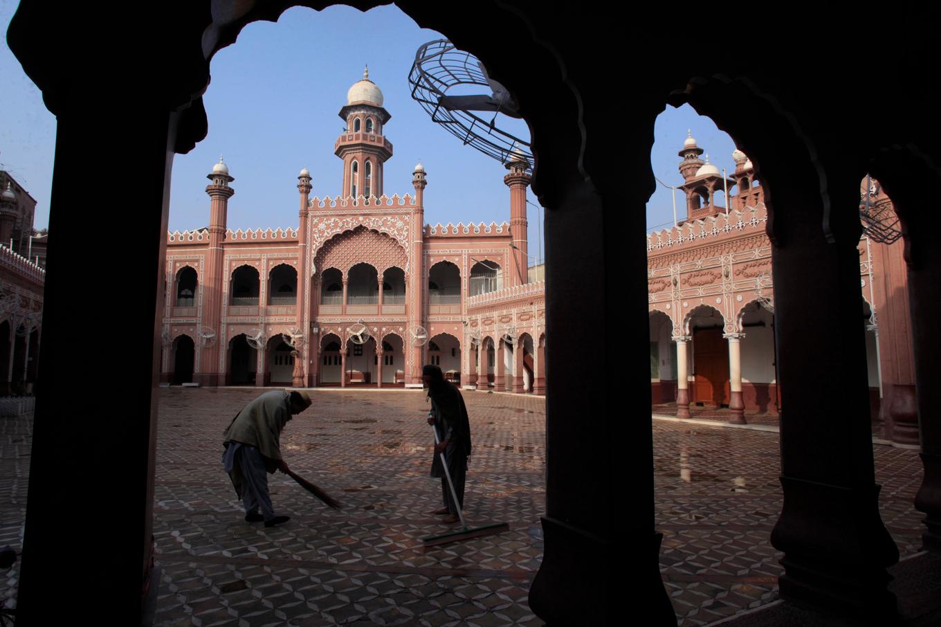 Bomben briserade utanför staden Peshawar. Nytagen bild från ett moskéområde i staden, som dock inte har direkt med dådet att göra. Foto: Muhammad Sajjad/AP/TT