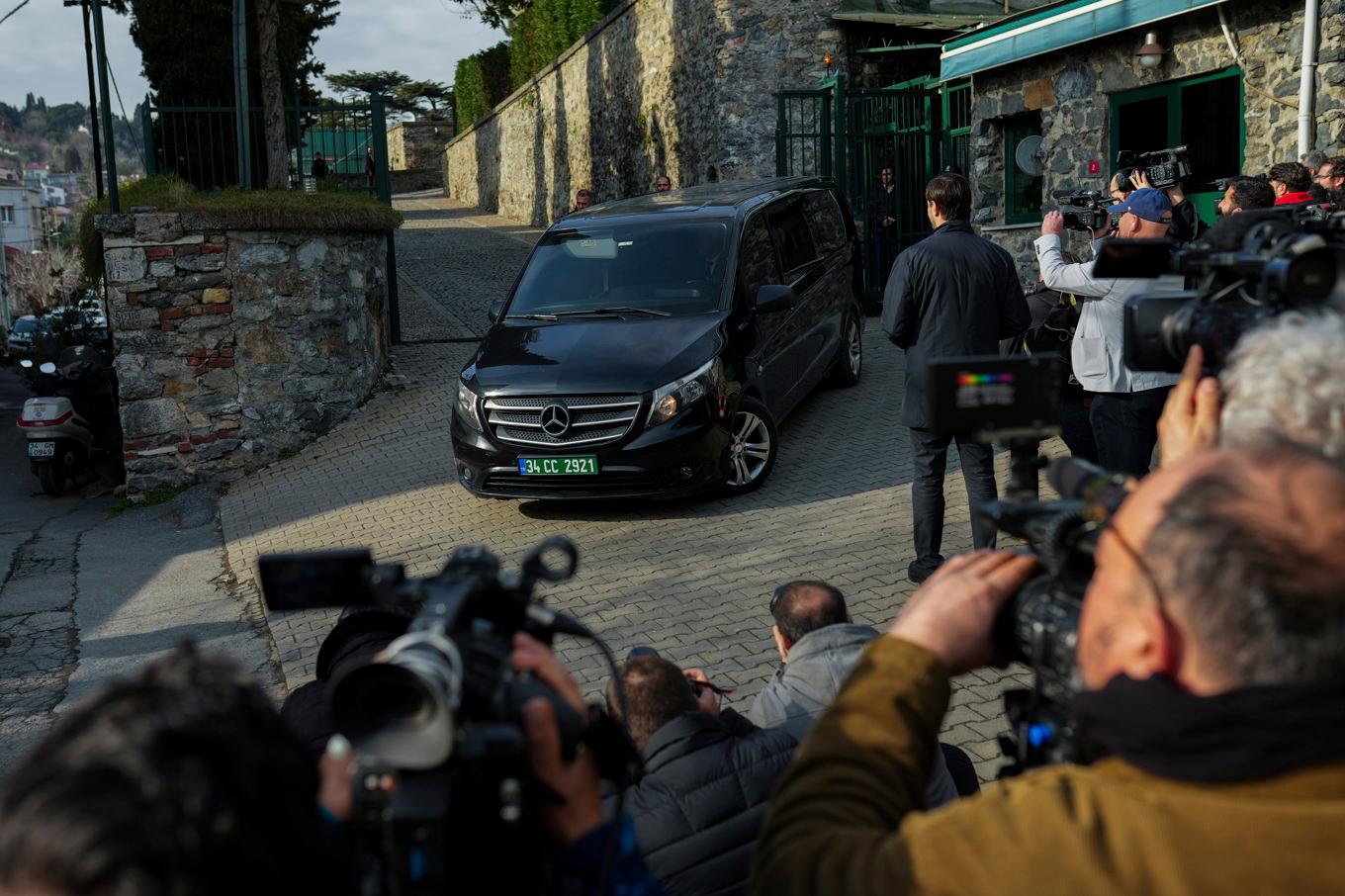 Journalister utanför USA:s generalkonsuls bostad i Istanbul på torsdagen i samband med mötet. Foto: Francisco Seco/AP/TT