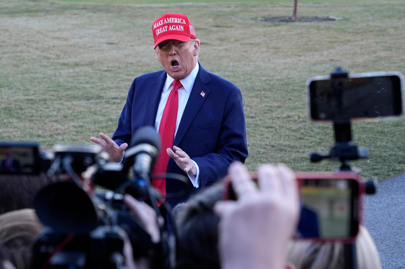 USA:s president Donald Trump talar till journalister efter ordbråket med Volodymyr Zelenskyj. Foto: Jacquelyn Martin/AP/TT