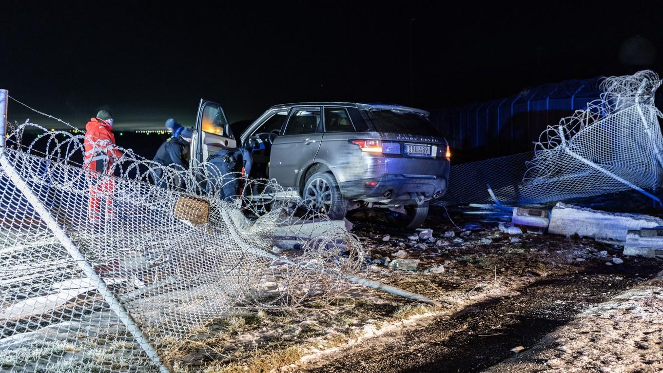 En bil har kört in i stängslet till flygplatsen Kastrup i Köpenhamn under lördagsnatten. Bilden visar en annan bil som den 19 februari också kraschade in vid samma ställe. Foto: Steven Knap/Ritzau Scanpix via AP/TT