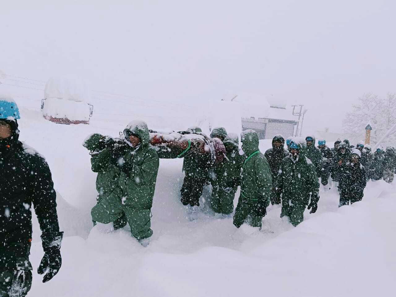 En räddningsinsats pågår fortsatt efter åtta personer sedan 55 personer dragits med i en lavin i norra Indien under fredagen. Bild från fredagens räddningsinsats. Foto: Indiens militär/AP/TT